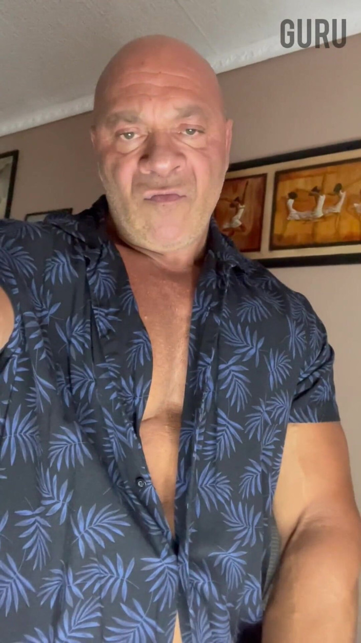 Mr. Guru: Mr guru bodybuilding papà si sega a casa