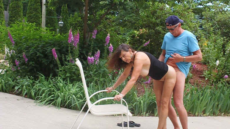 Candi Annie: Seksowna GILF Candi Annie rucha się na zewnątrz