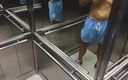 Extremalchiki: Volledig naakt aftrekken in de lift