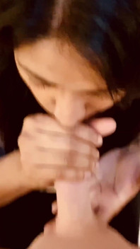 Vợ Ấn Độ thổi kèn sinh nhật