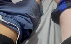 Genç 18+ Asyalı yatakta heteroseksüel en iyi arkadaşlarıyla oynuyor ve boşalmaya yardım ediyor