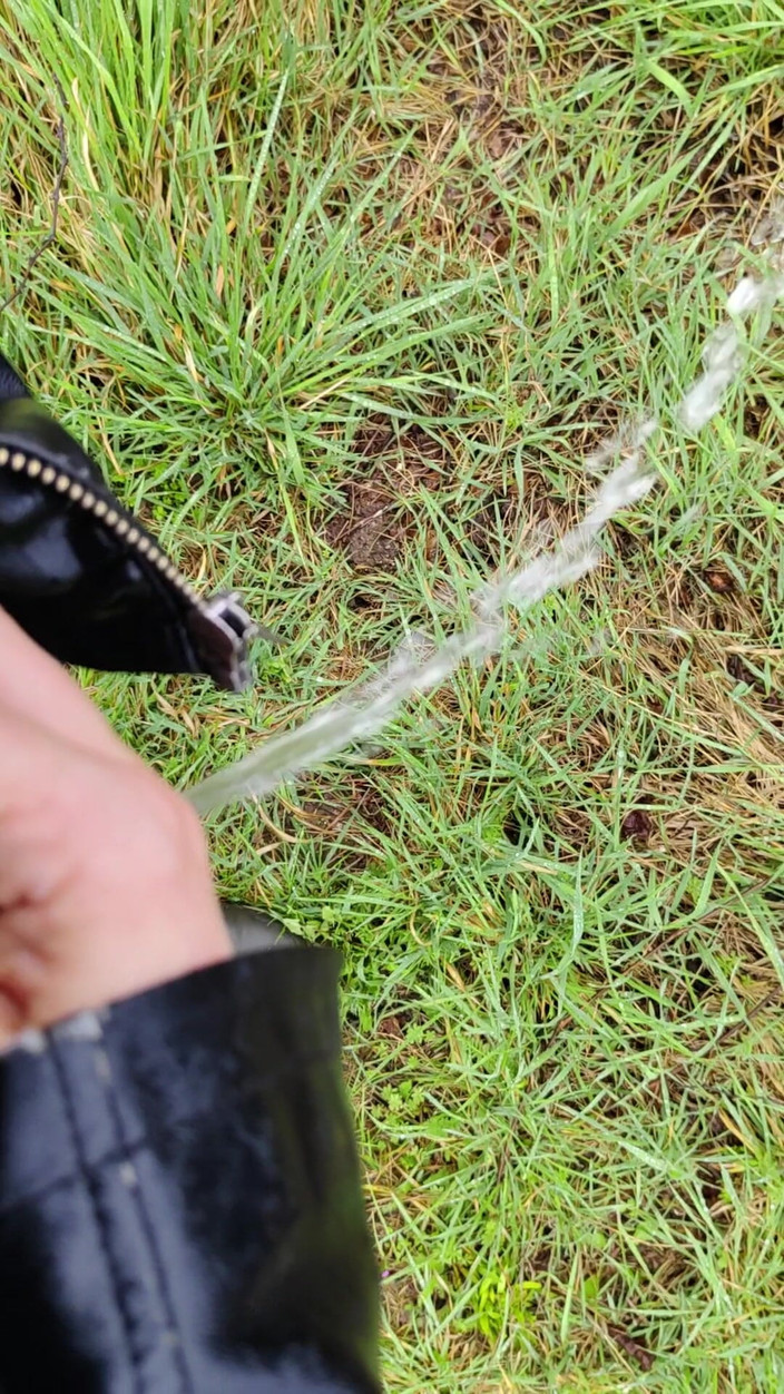 Bayer911: Sikanie na zewnątrz w deszczu