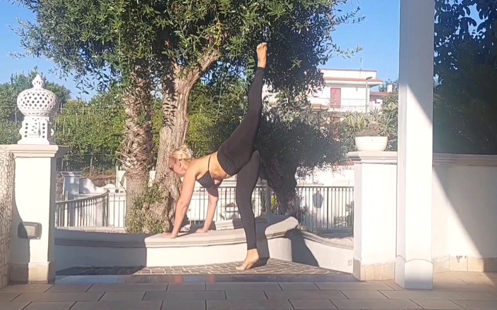 Selena701: Selena's yoga en seks buitenshuis