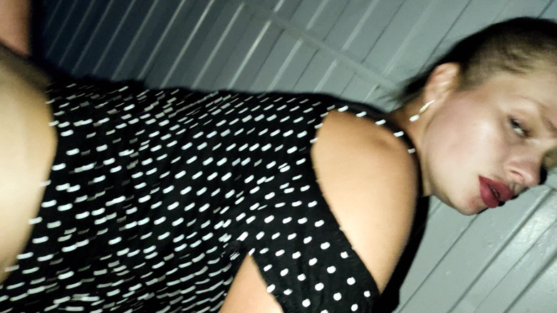 S-Wife Katy: A gracinha confusa estava esperando o trem, e tem um...