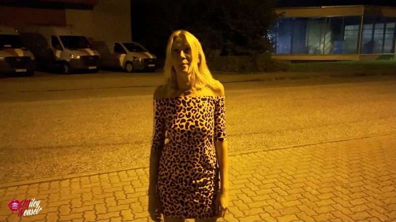 Miley Weasel: 可爱的金发女郎在路边被干！！