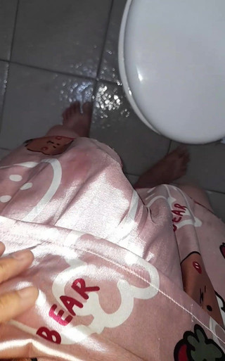 Naomisinka: Kısa pantolonlu saten pijama giyen kız mastürbasyon yapıyor