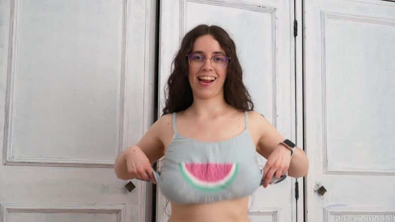 ElizaTheModel: Sfida al limite del bordo senza reggiseno che rimbalza