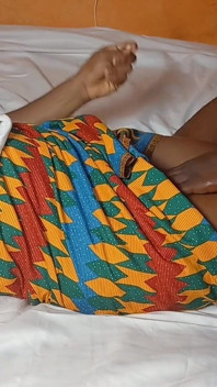 Studentă africană și profesor se distrează