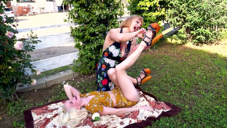 Italian Fetish: Cosquillas al aire libre para dos amigas rubias cachondas Mia...