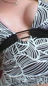 Büyük memeli sarışın bikinili striptiz - kısa üstsüz azdırma