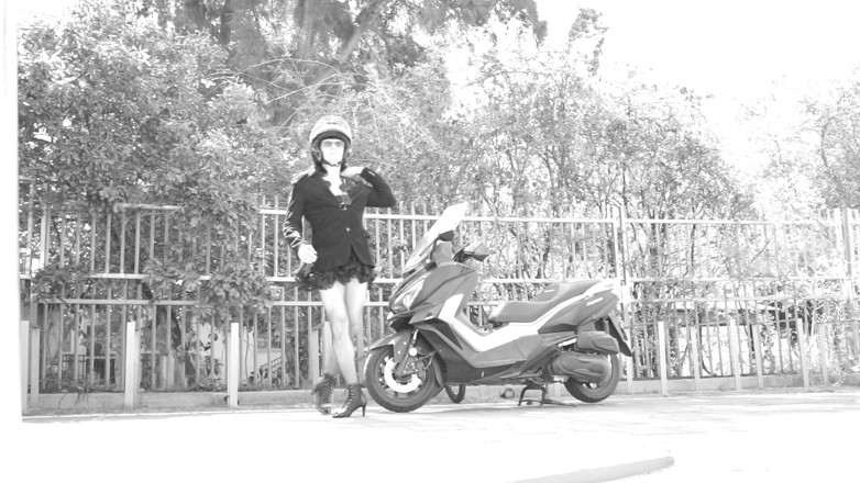 Voyager: Podczas jazdy jej spódnica podnosi się i odsłania swojego małego...