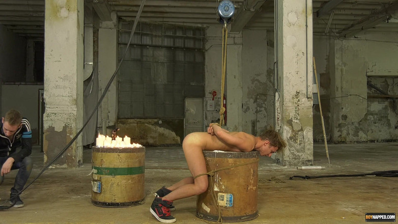 BoyNapped: 아리엘에게 고통스러운 경험!