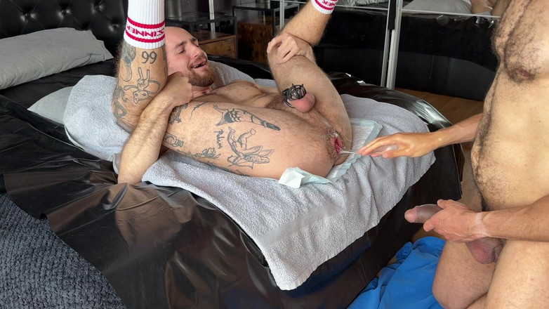 davidedpxxx: Писающая в клетке сквиртующая попа получает фистинг его пизды фистингом огромный большой черный член