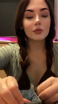 Sexy studentka se sexy obličejem kouří