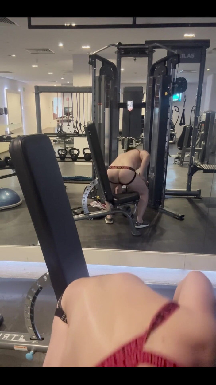 barenakedboy: Flexionando na academia