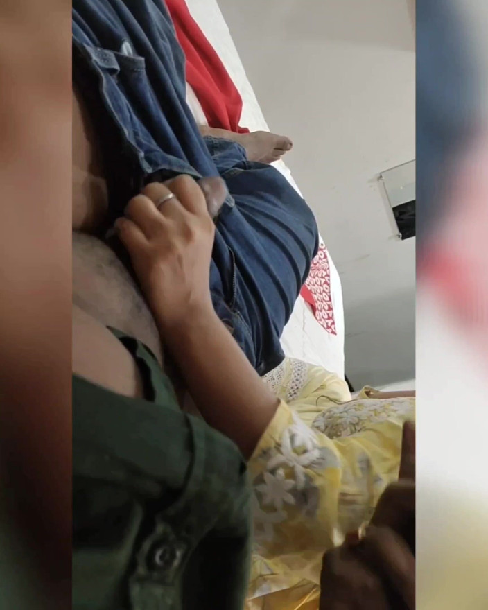 Trisha Hotness: Trisha juega con la polla mientras habla por teléfono
