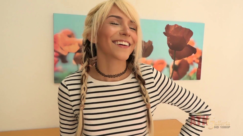 ATKIngdom Fans: Interesting blonde teen girl