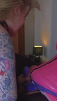 Kemusnahan strap-on - kotoran MILF tiga!