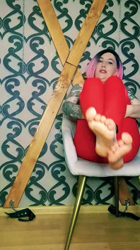 Lady angela bare feet and sneakers fetish femdom dengan legging lateks merah