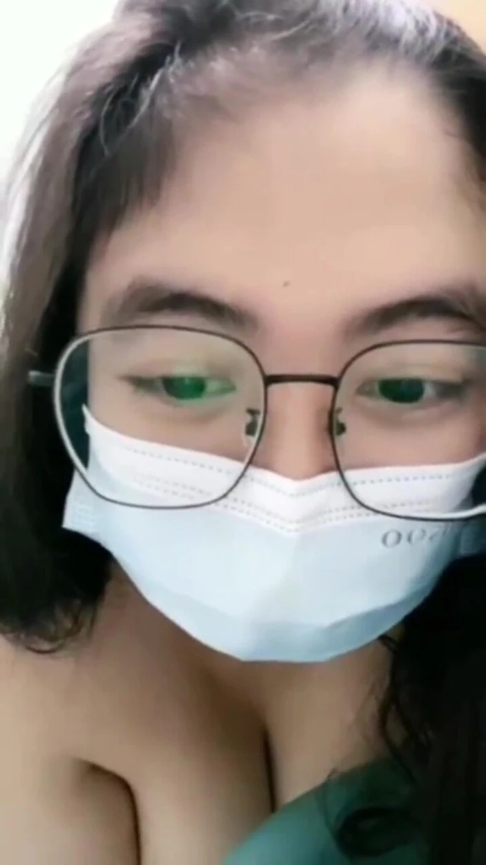Chinita Wife: 19-летняя симпатичная и хорошенькая тинка показывает ее тугую киску