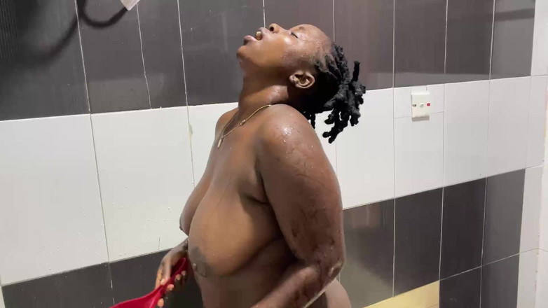 Africanbestsex007: मोटी नाइजीरियाई साँवली लेस्बियन द्वारा विशाल खीरा एकल चुदाई और हस्तमैथुन