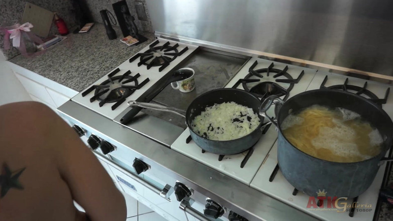 ATKIngdom: Tara Lynn foxx trägt ihren bikini, während sie uns lehrt,...