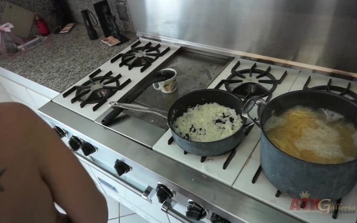 ATKIngdom: タラ・リン・フォックスがビキニを着て料理の仕方を教える