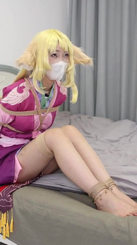La mia ragazza ama il cospaly, ma a me piacciono solo i suoi piedi