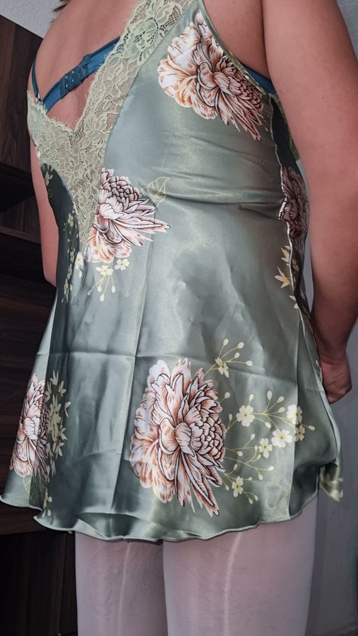 Sexy shinny clothes: सेक्सी रेशम नाइटगाउन, गीला बिस्तर पर जाने से पहले थोड़ा हाथों से मुक्त आनंद