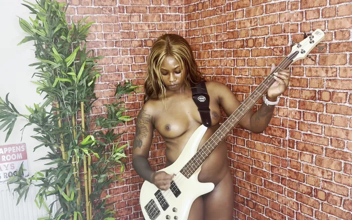 Xeinna Rose: Nude Bass Cover - Muse - Time Is Running Out
