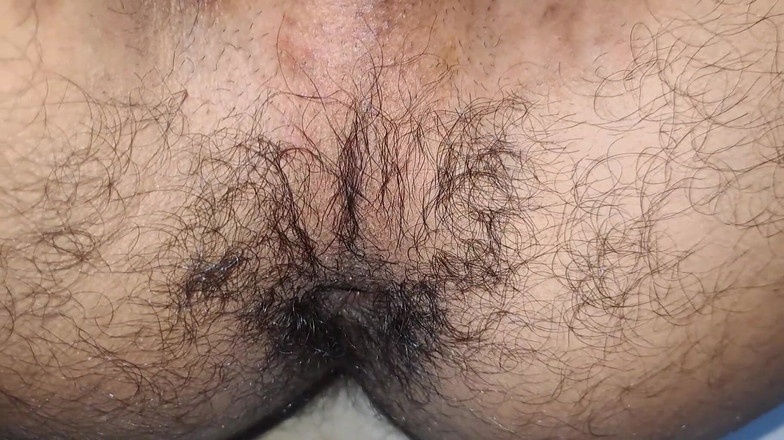 Desi_Porn_India: Un jeune garçon sexy montre son cul dur à poil.