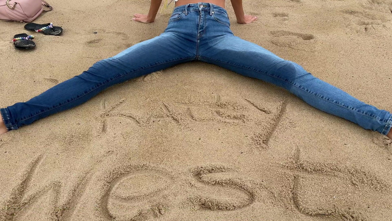 Katty West: Jeans mojados en público en parque cerca de la playa