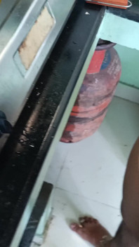 Dragoste în bucătărie în timp ce gătește un cuplu tamil