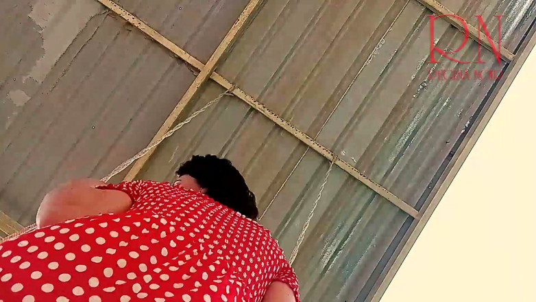 Regina Noir: Verdorbene hausfrau schwingt ohne höschen in nahaufnahme