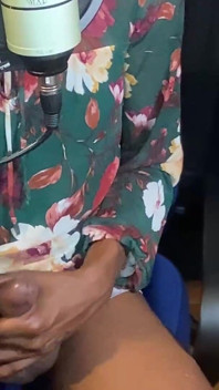 Une grosse bite transsexuelle saute avant de jouir