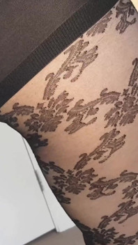 Dani pamer kaki seksinya dengan stoking tembus panik