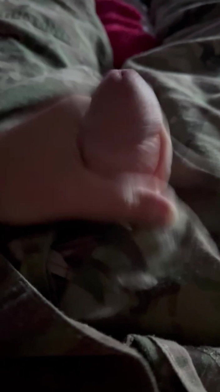 Gay Soldier Stuff: Armésoldat skjuter hett spermaskott på några röda underbyxor för en...