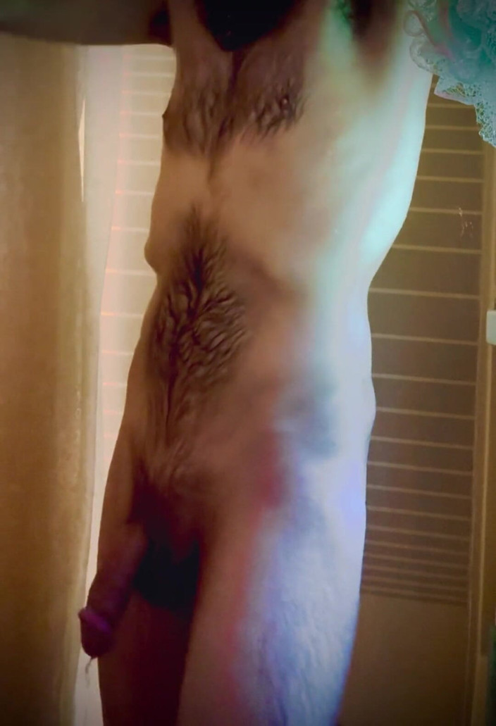 ssydare: シャワーで大きなペニスを持つヌード男性