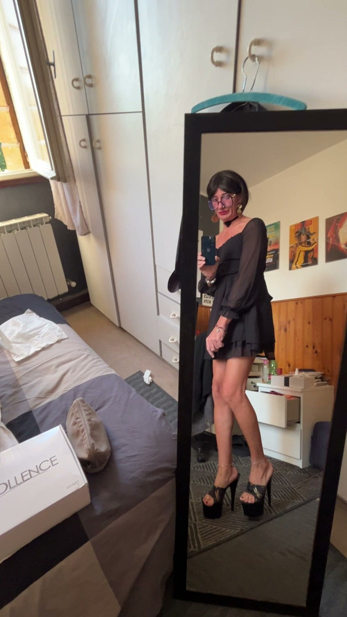 Andreina Naty: Sexy Walk in Front of the Mirror 01