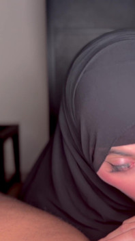 Soția hijabi suge o pulă neagră în secret