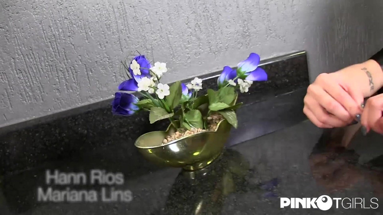 Pinko TGirls: Hanna Rios a Mariana Lis anální sex bez sedla se...