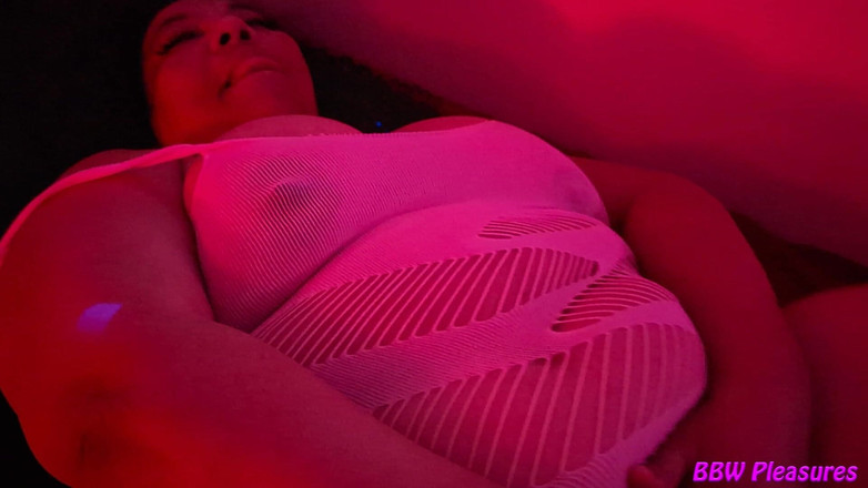 BBW Pleasures: 클럽에서 자위하는 Koi