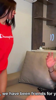 Mamă sexy țâțoasă Silvana Lee își invită prietena să urmărească un film, dar este excitată