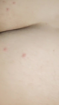 Medan du väntar på ett meddelande från henne, tillfredsställer jag henne