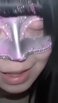 매혹적인 마누라가 매 순간을 갈망하고, 거의 버틸 수 없을 때까지 괴롭히고 통제합니다.