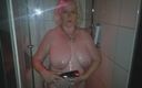 PureVicky66: Calda nonna tedesca con tette enormi fa una doccia calda