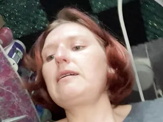 Heiße und geile hippie-hausfrau bringt dir einen neuen kink, indem sie einen Katheter benutzt, um in ein Glas zu pissen