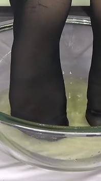 Si matang bertetek besar berkencing pada kaki nilon