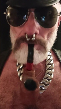 Titpig raucht seinen Blowjob und spielt mit seinen Brustwarzen und seinem Schwanz