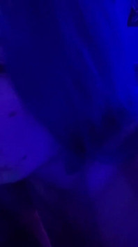 ルームメイトにナナのためにイかせようとしているんだ